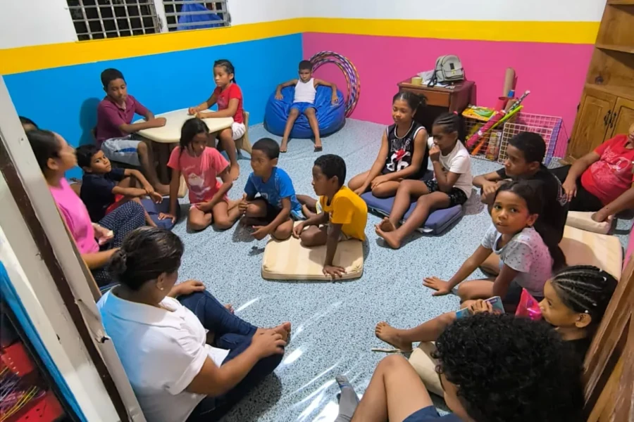 Children and volunteers gather inside the renewed Gorgona community center