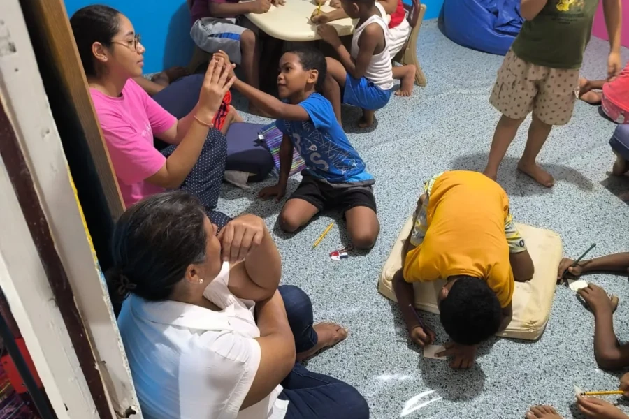 A volunteer leads an interactive group activity with children at the Gorgona center